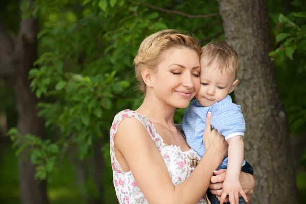 Bella mamma con suo figlio — Foto Stock