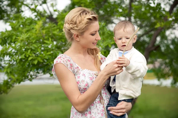 Mère enseigne son fils bébé — Photo