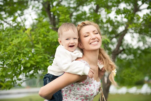 Garçon heureux avec maman — Photo