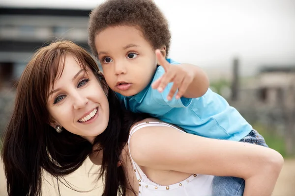 Famiglia multi-etnica rilassarsi insieme all'aperto — Foto Stock