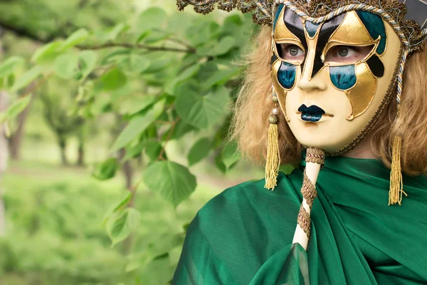 Hermosa mujer en máscara de carnaval — Foto de Stock