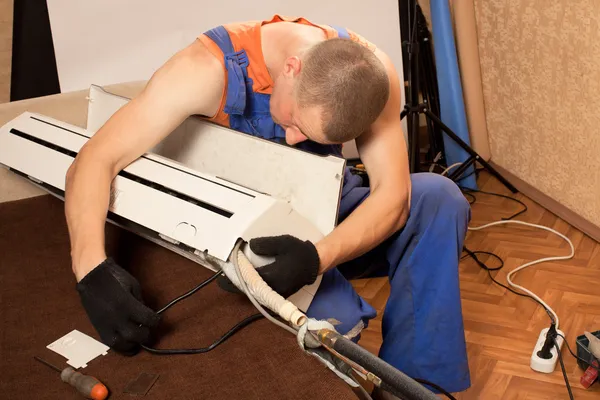 Luft konditionering master förbereder sig för att installera nya luftkonditioneringen Stockbild