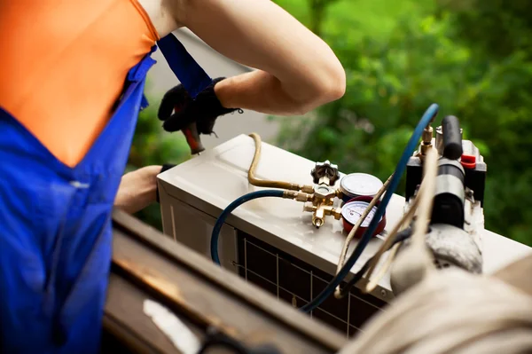 Air conditioning master preparing to install new air conditioner — Stock Photo, Image