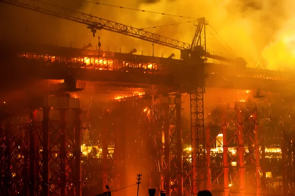 Brand vid bro byggarbetsplats Stockfoto