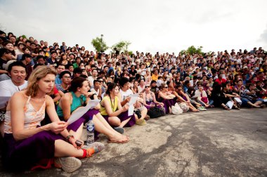 Bali - 30 Aralık: geleneksel Balinese Kecak dan seyirci
