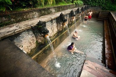 Bali - 3 Ocak: termal banjar tega sıcak banyo