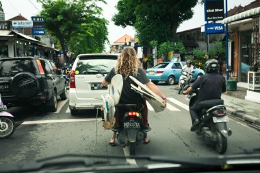 Bali - 4 Ocak: Januar motorla üzerinde sörf tahtaları turist