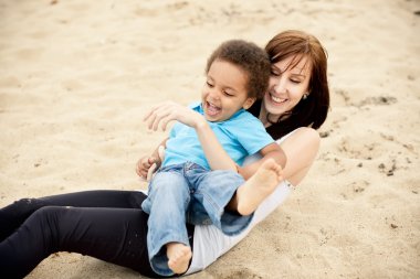 çok etnik gruptan oluşan aile açık havada birlikte rahatlatıcı