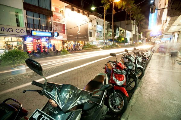 Μπαλί - 27 Δεκεμβρίου: νυχτερινές ώρες, μοτοποδήλατα παραμονή στο χώρο στάθμευσης στα ου — Φωτογραφία Αρχείου