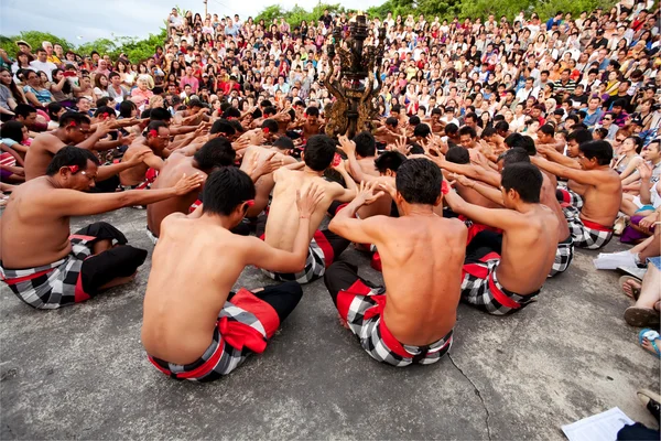 BALI - DECEMBER 30: traditional Balinese Kecak dance at Uluwatu — Stock Photo, Image
