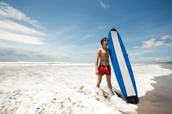 Strong young surf man portrait at the beach with a surfboard. Ba — Stock Photo, Image