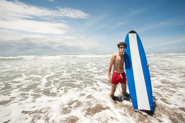 Strong young surf man portrait at the beach with a surfboard. Ba — Stock Photo, Image