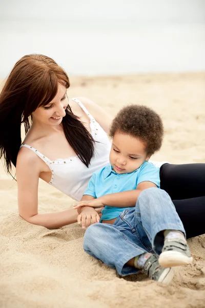 Multi-ethnische Familie entspannt zusammen im Freien — Stockfoto