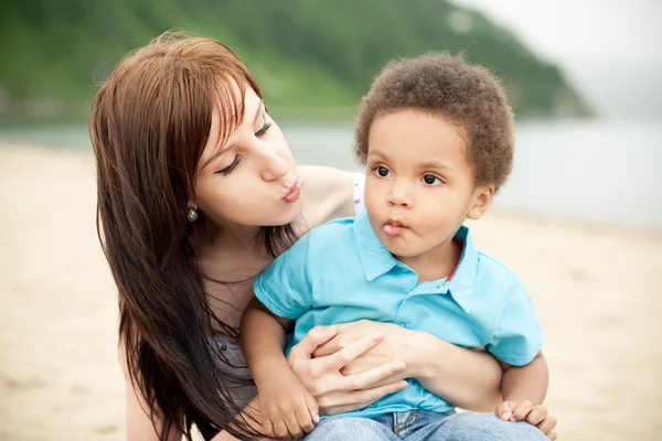 Famiglia multi-etnica rilassarsi insieme all'aperto — Foto Stock