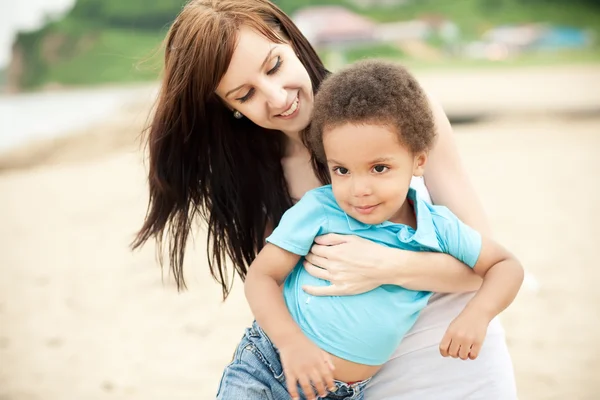 Famiglia multi-etnica rilassarsi insieme all'aperto — Foto Stock