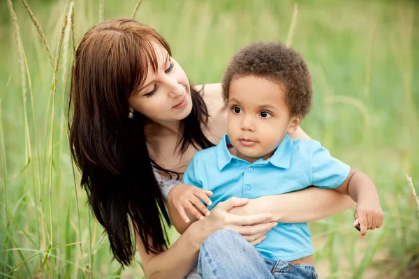 Multi-ethnische Familie entspannt zusammen im Freien — Stockfoto