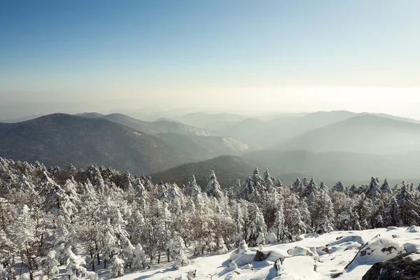 Paisaje invernal de montañas con nieve bajo cielo azul nublado. R —  Fotos de Stock
