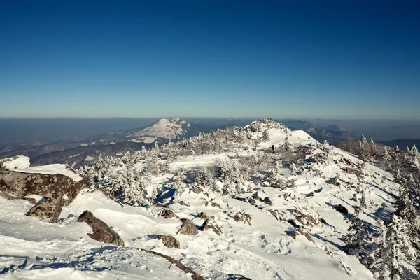 Winterlandschap van bergen met sneeuw onder blauw bewolkte hemel. r — Stockfoto