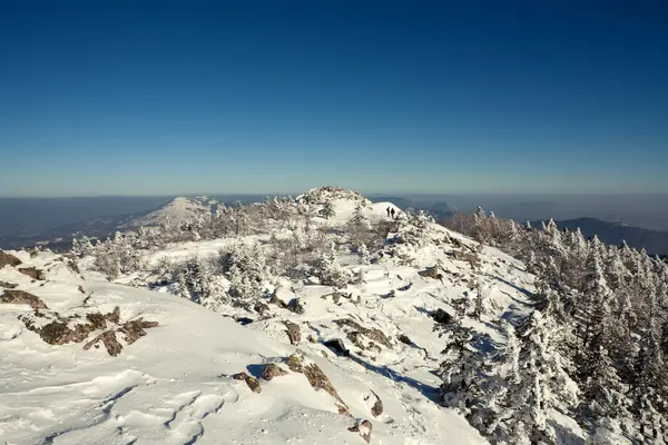 Zimowy krajobraz gór śnieg pod błękitne niebo pochmurne. r — Zdjęcie stockowe