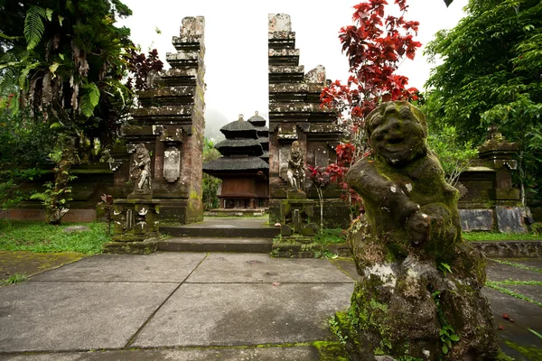 バリ島 - 1 月 2 日： 1 月 2日 201年の寺院 pura プラバトゥカルー寺 — ストック写真
