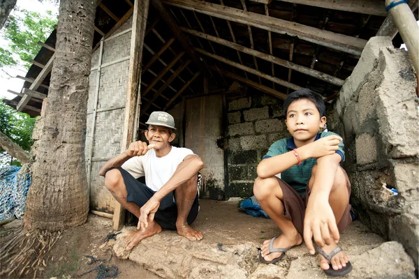 Lembongan - 5 Ocak: yaşlı adam ve çocuk, koleksiyoncular içinde yosun