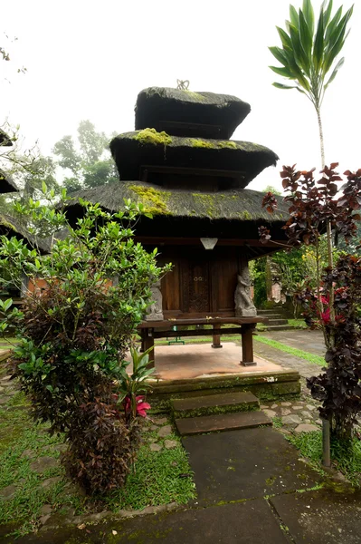 バリ島 - 1 月 2 日： 1 月 2日 201年の寺院 pura プラバトゥカルー寺 — ストック写真