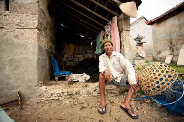 Lembongan - 5 januari: Verzamelaar van zeewier in de werkplek van — Stockfoto