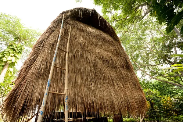 Poszycie dachu domek w ośrodek, wyspę lembongan, Jeg — Zdjęcie stockowe