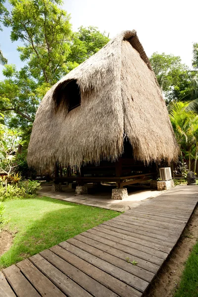 Atap thatch bungalow di resor tropis, pulau Lembongan, Indon — Stok Foto