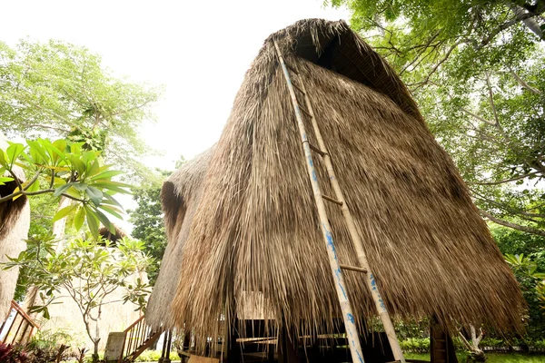 Bungalow Thatch sul tetto del resort tropicale, isola di Lembongan, Indon — Foto Stock