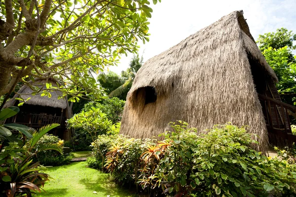 Rieten dak bungalow op tropische resort, lembongan eiland, indon — Stockfoto