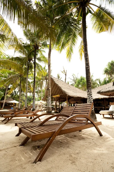 Cadeiras Lounge perto do hotel. Bali, Indonésia — Fotografia de Stock