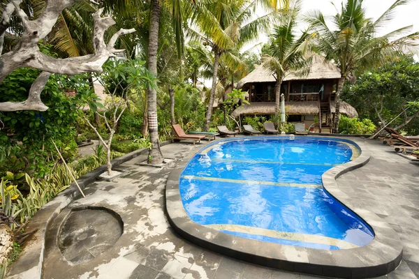 Tropischer pool im hotel, bali, indonesien — Stockfoto