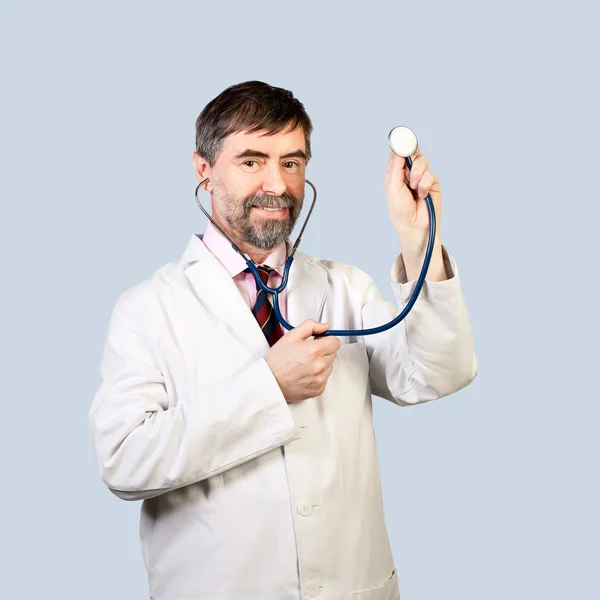 Doktor bir steteskop dinleme ile — Stok fotoğraf