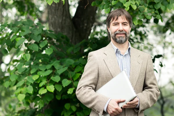 Retrato de hombre de negocios de mediana edad feliz sosteniendo el cuaderno y s —  Fotos de Stock