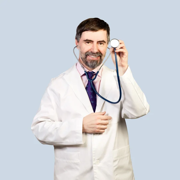 Medico con uno stetoscopio in ascolto — Foto Stock