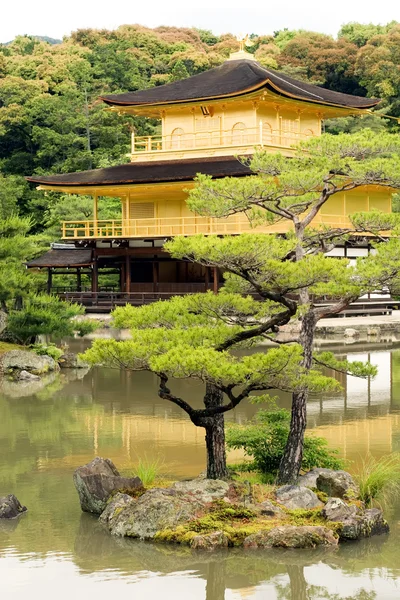 Kyoto - 29 maj: kinkakuji temple maj 29, 2008, kyoto. Japan Royaltyfria Stockfoton
