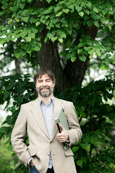 Retrato de hombre de negocios de mediana edad feliz sosteniendo el cuaderno y s Imagen de stock