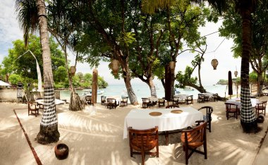 tropikal Resort'ta açık plaj restoran. Lembongan, indonesi