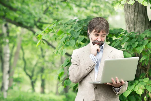 Portrait of happy middle-aged businessman holding notebook and s — Stock Photo, Image