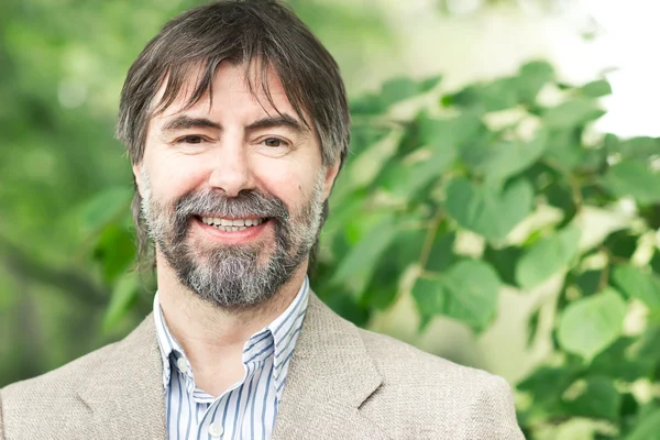 defter ve s tutan mutlu orta yaşlı işadamı portresi