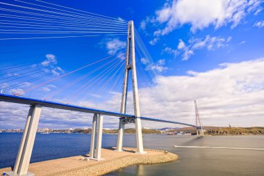 Askılı köprü Rus Adası'na. Vladivostok. Rusya.