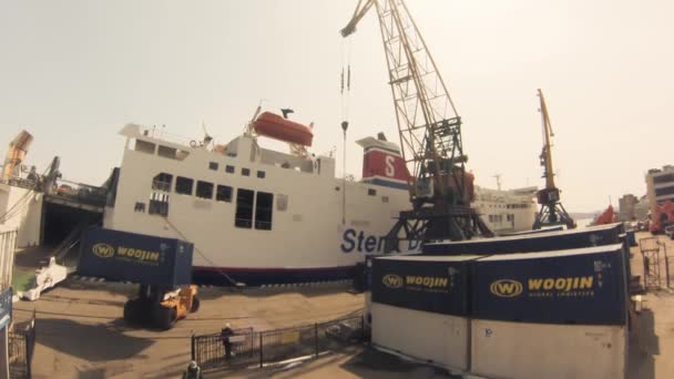 Wladiwostok - 8. April: Ladewagen fahren im Hafen, Zeitraffer — Stockvideo