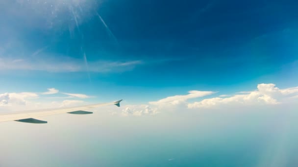 青い空と雲、時間の経過を飛ぶ飛行機の翼のビュー — ストック動画