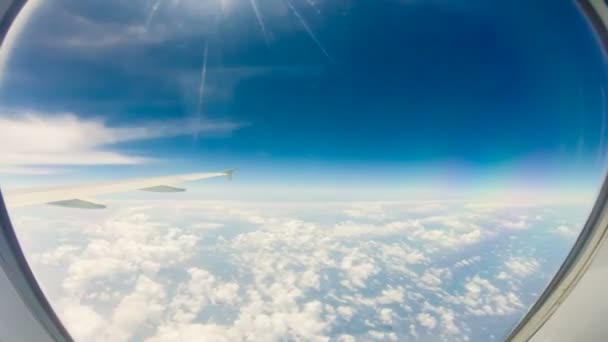 Blå himmel och vinge på plan som flyger genom moln, tidsinställd — Stockvideo