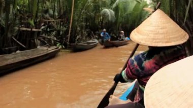 Mekong delta, vietnam - 24 Temmuz: kadın satırları bir teknede bir kanal,
