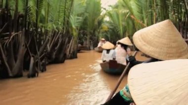 Mekong delta, vietnam - 24 Temmuz: kadın satırları bir teknede bir kanal,