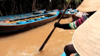 Vietnam kadın mekong delta, vietnam bir kanalda bir teknede kürek