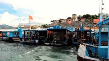 Nha trang, vietnam, wharf alan, hareketli bir tekne tekneler tarafından geçen görünümünden
