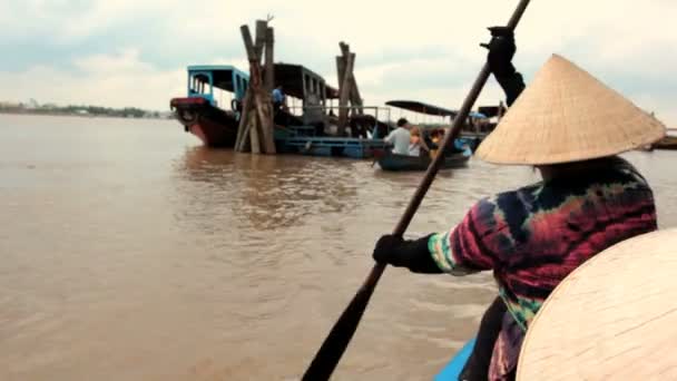MEKONG DELTA, VIETNAM - JULY 24: kvinne ror en båt på en kanal , – stockvideo